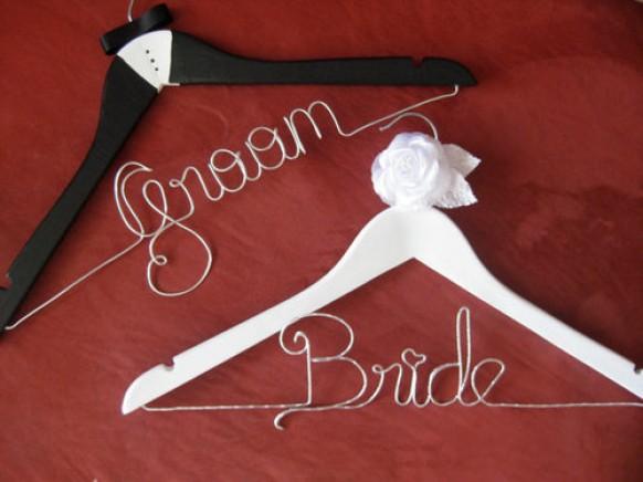 wedding photo - Personalisierte Bridal Hangers ♥ Hochzeits-Kleiderbügel