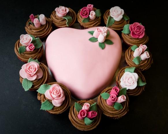 wedding photo - Pink Rose Cupcake und Pink Heart Cake zum Valentinstag