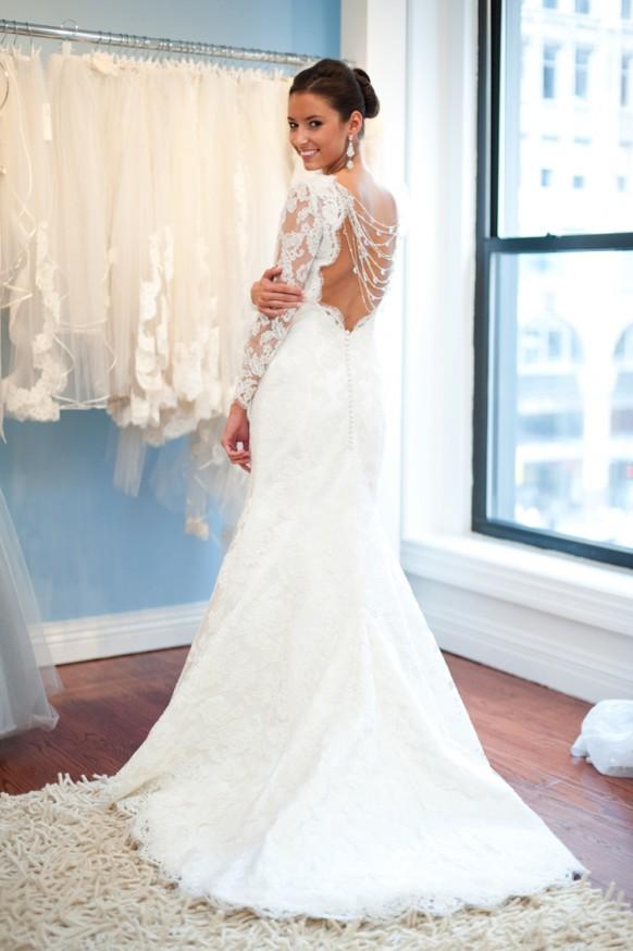 wedding photo - Weiß Französisch Lace Open Back Brautkleid mit Zurück-Tasten ♥ Langarm Brautkleid