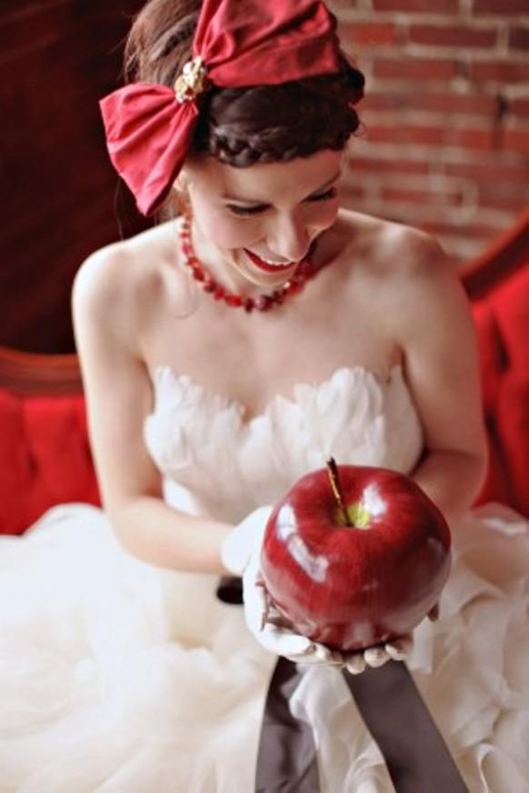 wedding photo - Red Fairy Tale Wedding Photography ♥ Creative Bride Photo Like a Girl With a Red Hat 
