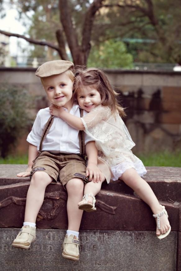 Фото Девочка обняла мальчика