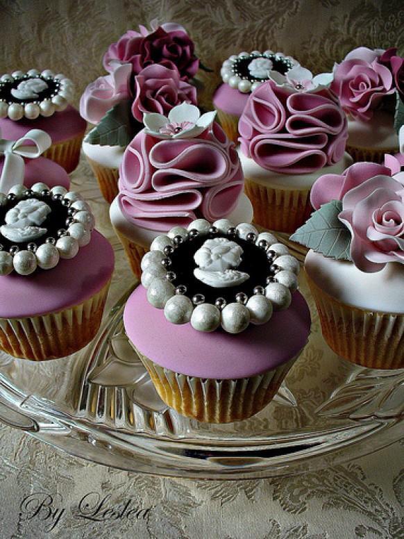 wedding photo - Manchettes roses, des roses et Cameo Cupcakes