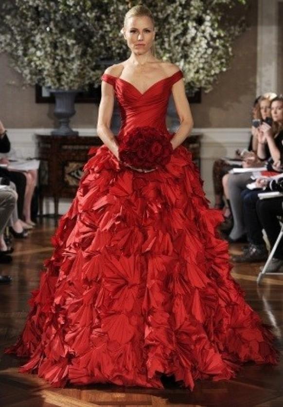 Если все же красный - слишком ново и смело для вашего свадебного платья, то