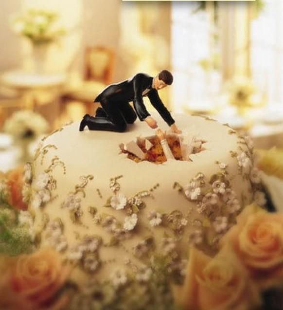 wedding photo - Funny Bride and Groom Wedding Cake Topper ♥ Hilarious Wedding Cake Topper 
