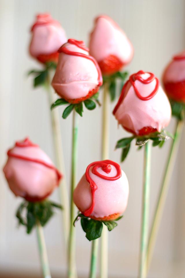 Hochzeit - Chocolate-Dipped Strawberry Roses