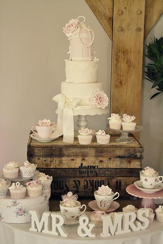 Hochzeit - Hannah & Matt Wedding Cake - Redhouse Barn