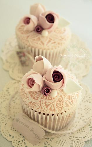 Hochzeit - Weinlese-Spitze Cupcakes