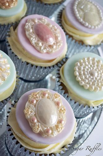Hochzeit - Vintage Brosche Cupcakes