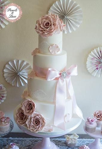 Mariage - Romantique gâteau de mariage rose #
