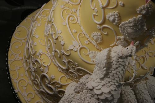 Mariage - Gâteau de paon avec les rouleaux Close Up