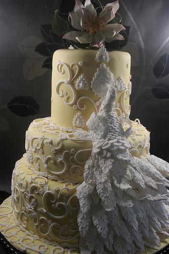 Mariage - Gâteau de paon avec les rouleaux