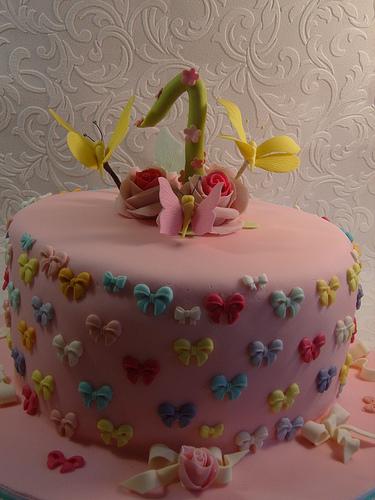 Mariage - Gâteau d'anniversaire d'abord avec des arcs