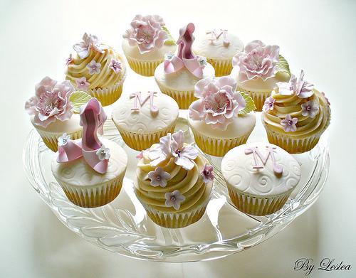 Mariage - Petits gâteaux roses et crème!