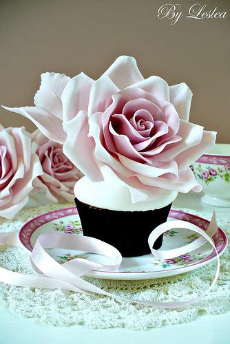 Mariage - Rose rose avec petit gâteau