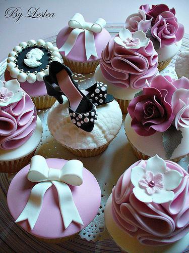 زفاف - أحذية سوداء مع الوردي النقاط