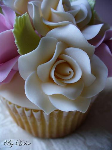 Hochzeit - Rose Garden Cupcake