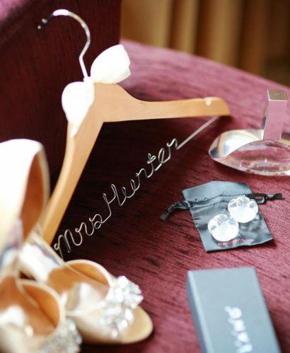زفاف - زفاف مخصص ملابس خشبية شخصي فستان معطف شماعات هدايا العروس صالح