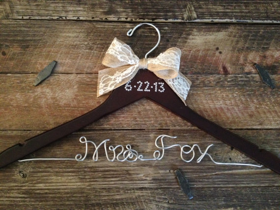 Свадьба - Bridal Hanger / Brides Hanger / Vintage Hanger / Name Hanger / Wedding Hanger / Personalized Bridal Gift / PEARL Wedding Date - New