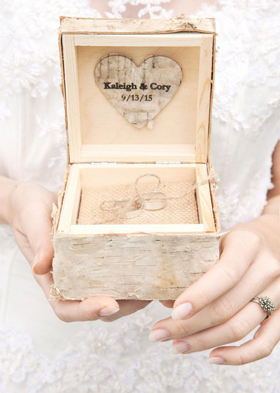 Свадьба - Birch Bark Wood Wedding Ring Bearer Box, Rustic Wooden Ring Box ,  Engraved  Bride and groom names - New