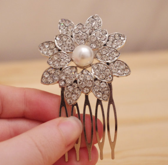 Hochzeit - Beautiful Vintage Style Rhinestone and Pearl Flower Bridal Hair Comb - New