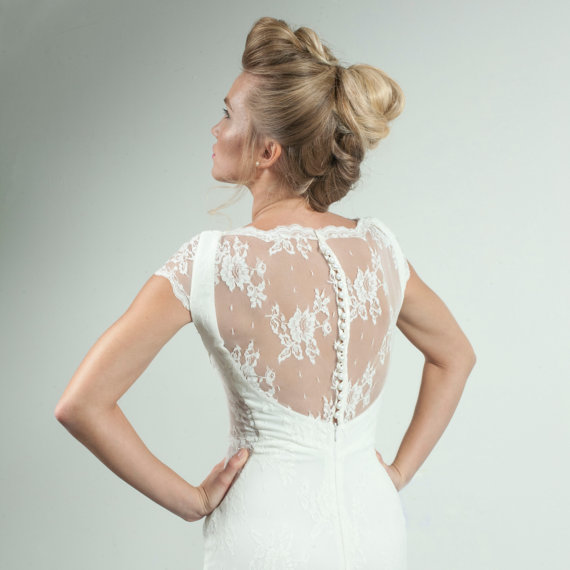 Свадьба - Lace wedding dress with cap sleeves -  vintage style buttons lace wedding dress
