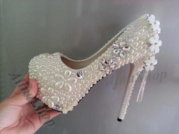 Hochzeit - Luxury wedding shoes high heels Closed toe ivory Pearls clean diamonds floral bridal shoes handmade bridal heels Custom wedding heels - New