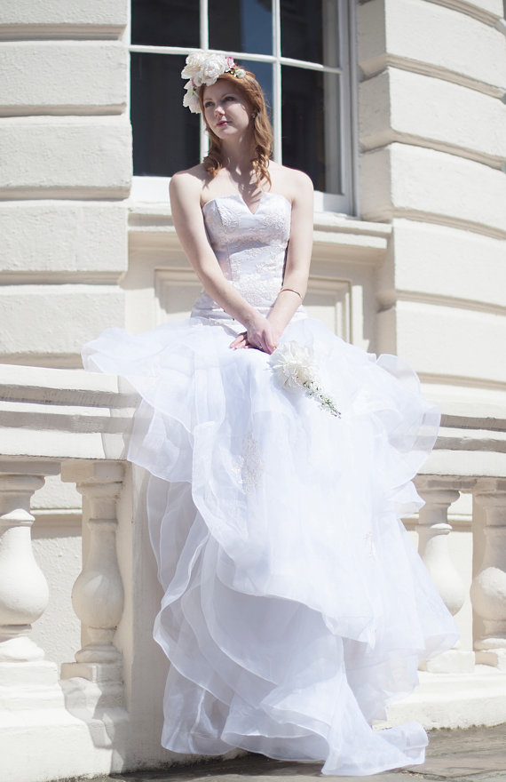 زفاف - Beautiful white wedding gown with heavy lace