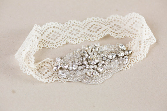 Свадьба - Embellished bridal garter set