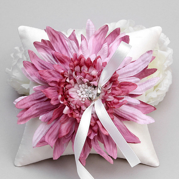 Mariage - Wedding satin pillow with pink flower