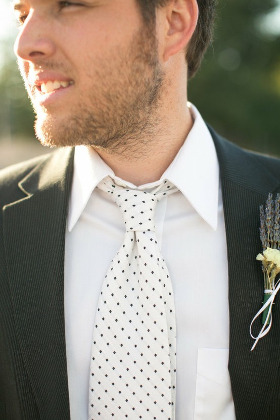 Mariage - Cravate à pois et Boutonniere de lavande