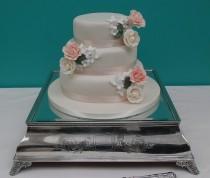 wedding photo - Roses And Hydrangea Wedding Cake