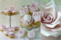 wedding photo - Roses, Arc et Cameo Cupcakes