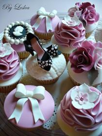 wedding photo - Schwarze Schuhe mit rosa Punkten