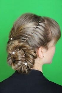 wedding photo - Fish shaped hair style for a bride