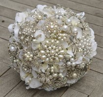 wedding photo - Kaution auf einem Medium Perle Heirloom Brosche Brautstrauß - auf Bestellung Brautstrauss