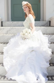 wedding photo - Wedding gown in white color with umbrella frock