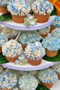 wedding photo - 24 Flower Wedding Cupcakes That Look Like Real Flowers