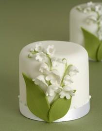 wedding photo - Yummy Fondant Wedding Cupcakes ♥ Mini Wedding Cake for Summer Wedding